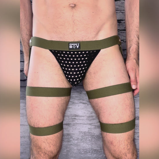 Video demonstrating the fit and interchangeable styling of army green men’s harness shorts
