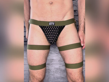 Video demonstrating the fit and interchangeable styling of army green men’s harness shorts
